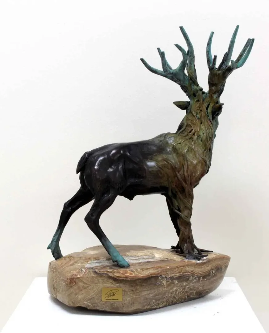 "Ağaç Kızıl Geyik" eseri ALEXANDER DAVİDOV tarafından 45x33x24 cm ölçülerinde Bronz tekniği ile yapılmıştır.
