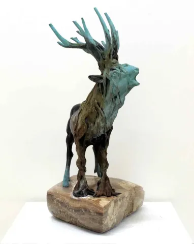 "Ağaç Kızıl Geyik" eseri ALEXANDER DAVİDOV tarafından 45x33x24 cm ölçülerinde Bronz tekniği ile yapılmıştır.