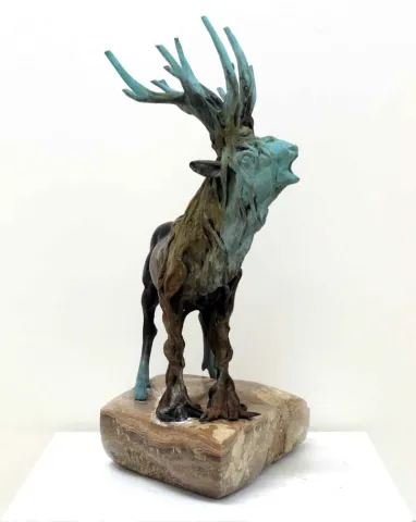 "Ağaç Kızıl Geyik" eseri ALEXANDER DAVİDOV tarafından 45x33x24 cm ölçülerinde Bronz tekniği ile yapılmıştır.