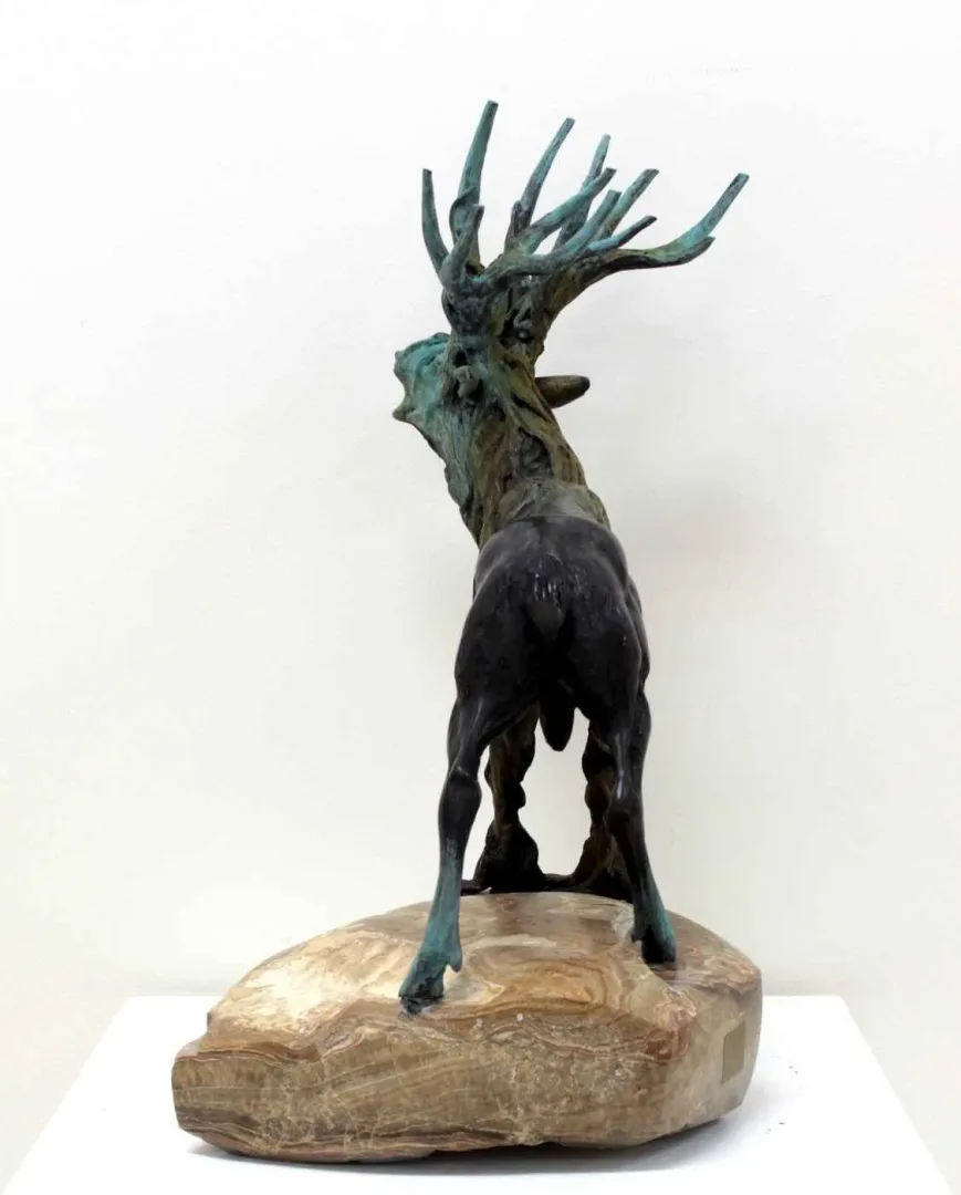 yakınlaştır "Ağaç Kızıl Geyik" eseri ALEXANDER DAVİDOV tarafından 45x33x24 cm ölçülerinde Bronz tekniği ile yapılmıştır.