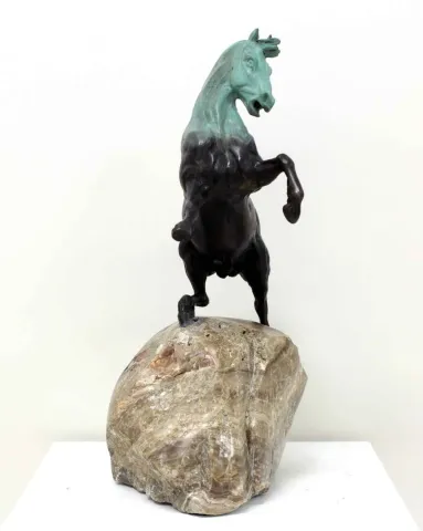 "At" eseri ALEXANDER DAVİDOV tarafından 45x30x19 cm ölçülerinde Bronz tekniği ile yapılmıştır.