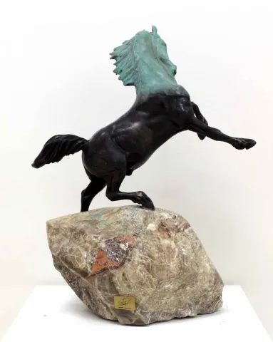 "At" eseri ALEXANDER DAVİDOV tarafından 45x30x19 cm ölçülerinde Bronz tekniği ile yapılmıştır.