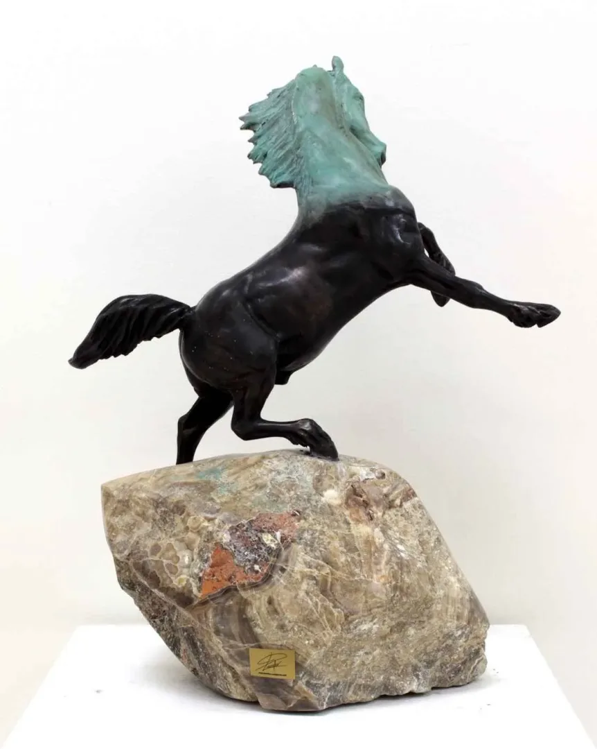 yakınlaştır "At" eseri ALEXANDER DAVİDOV tarafından 45x30x19 cm ölçülerinde Bronz tekniği ile yapılmıştır.