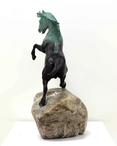"At" eseri ALEXANDER DAVİDOV tarafından 45x30x19 cm ölçülerinde Bronz tekniği ile yapılmıştır.
