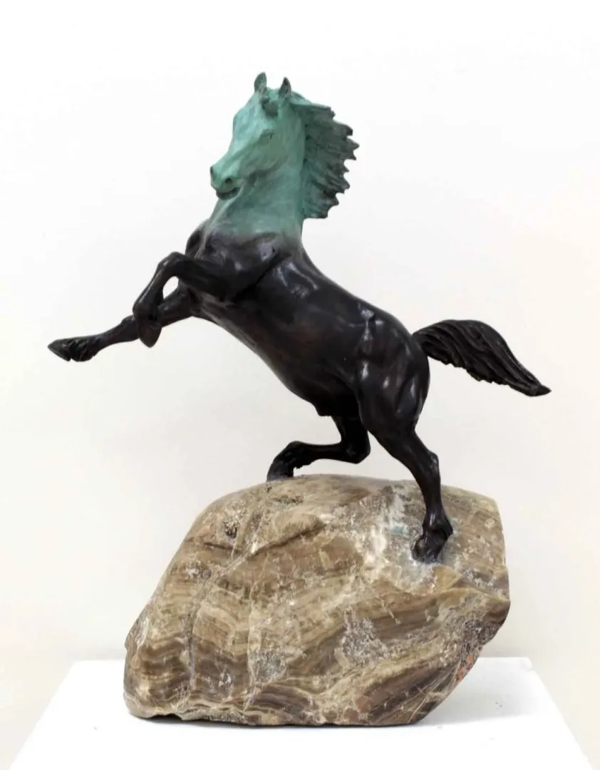 yakınlaştır "At" eseri ALEXANDER DAVİDOV tarafından 45x30x19 cm ölçülerinde Bronz tekniği ile yapılmıştır.