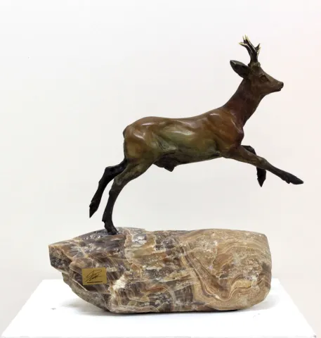 "Karaca" eseri ALEXANDER DAVİDOV tarafından 36x31x14 cm ölçülerinde Bronz tekniği ile yapılmıştır.