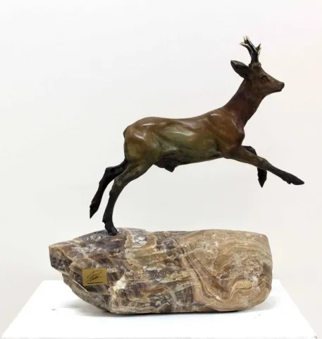 "Karaca" eseri ALEXANDER DAVİDOV tarafından 36x31x14 cm ölçülerinde Bronz tekniği ile yapılmıştır.