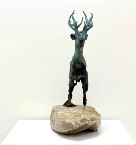 "Ağaç Karaca" eseri ALEXANDER DAVİDOV tarafından 37x33x16 cm ölçülerinde Bronz tekniği ile yapılmıştır.