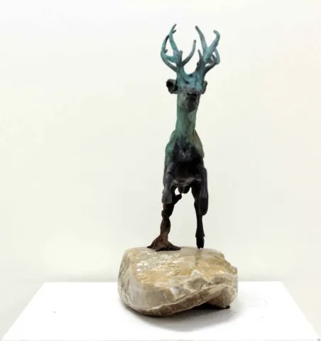 "Ağaç Karaca" eseri ALEXANDER DAVİDOV tarafından 37x33x16 cm ölçülerinde Bronz tekniği ile yapılmıştır.