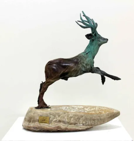 "Ağaç Karaca" eseri ALEXANDER DAVİDOV tarafından 37x33x16 cm ölçülerinde Bronz tekniği ile yapılmıştır.