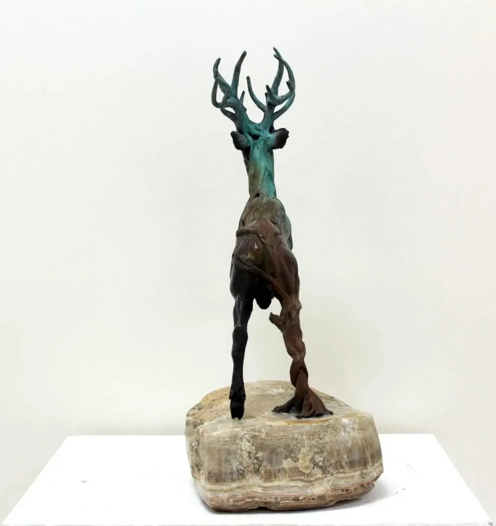 "Ağaç Karaca" eseri ALEXANDER DAVİDOV tarafından 37x33x16 cm ölçülerinde Bronz tekniği ile yapılmıştır.