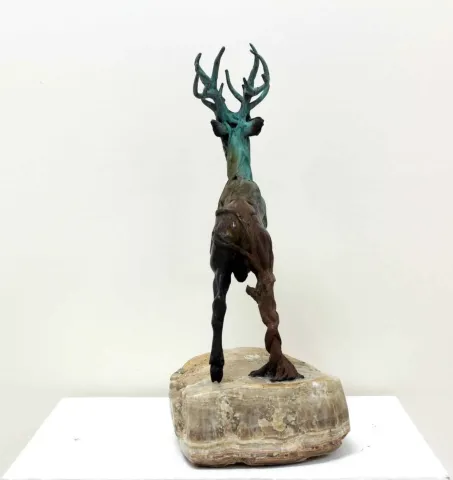 "Ağaç Karaca" eseri ALEXANDER DAVİDOV tarafından 37x33x16 cm ölçülerinde Bronz tekniği ile yapılmıştır.