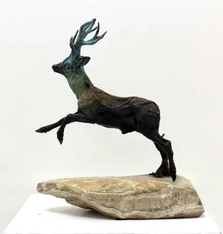 "Ağaç Karaca" eseri ALEXANDER DAVİDOV tarafından 37x33x16 cm ölçülerinde Bronz tekniği ile yapılmıştır.