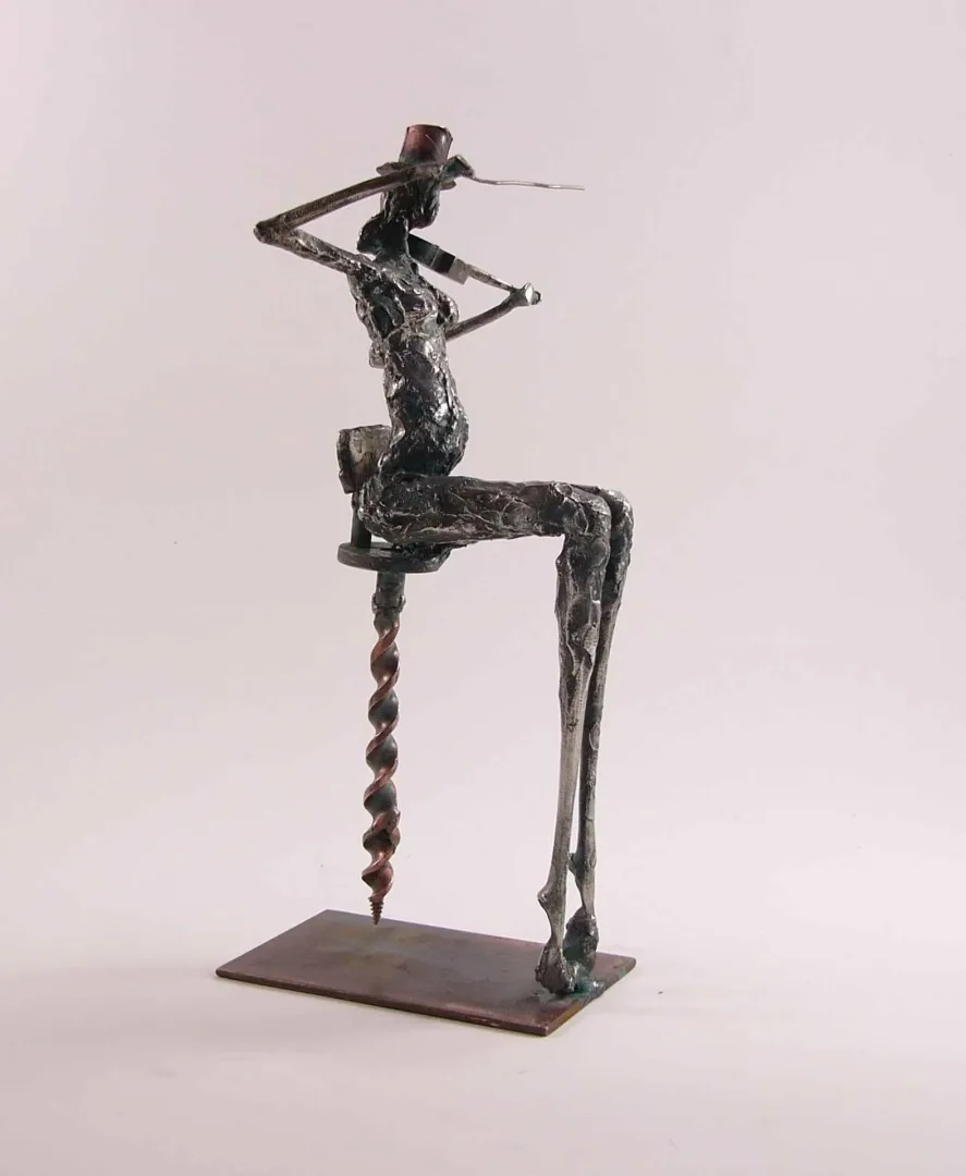 Bu eser ÖZER AKTAŞ tarafından 2016 yılında 27x12x12 cm ölçülerinde Demir yontu tekniği ile yapılmıştır.
