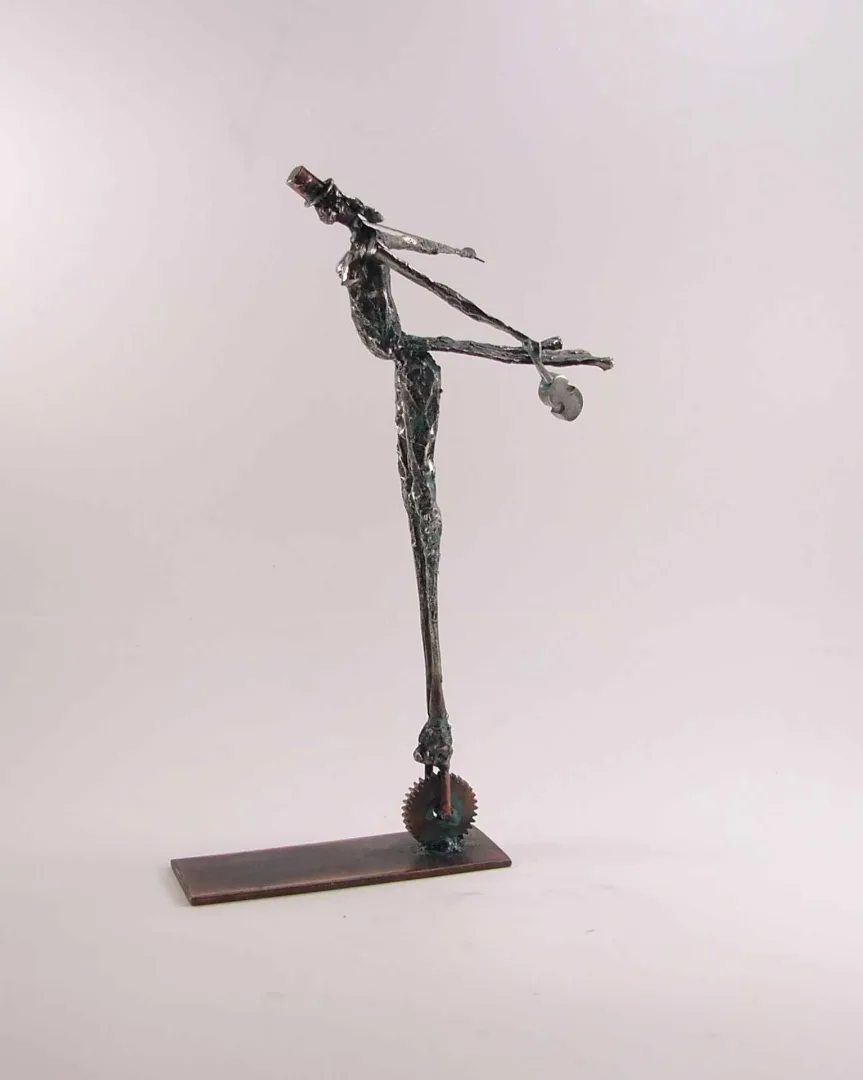 Bu eser ÖZER AKTAŞ tarafından 2016 yılında 32x15x15 cm ölçülerinde Demir yontu tekniği ile yapılmıştır.