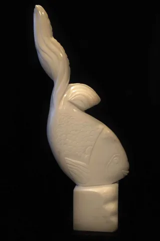"Balık Sudan Çıkarsa" eseri DEMET KAYA tarafından 2016 yılında 88x40x17 cm ölçülerinde Afyon Mermeri tekniği ile yapılmıştır.