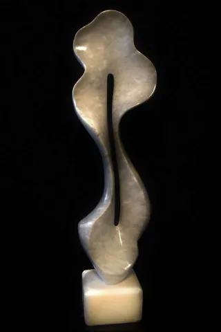 DİNÇER GÜNGÖRÜR — 2016 Bu eser DİNÇER GÜNGÖRÜR tarafından 2016 yılında 68x20x13 cm ölçülerinde Afyon Mermeri tekniği ile yapılmıştır.