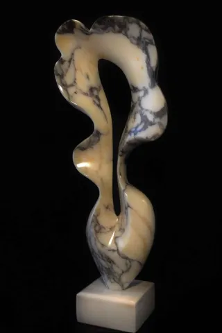 DİNÇER GÜNGÖRÜR — 2016 Bu eser DİNÇER GÜNGÖRÜR tarafından 2016 yılında 70x27x14 cm ölçülerinde Afyon Mermeri tekniği ile yapılmıştır.