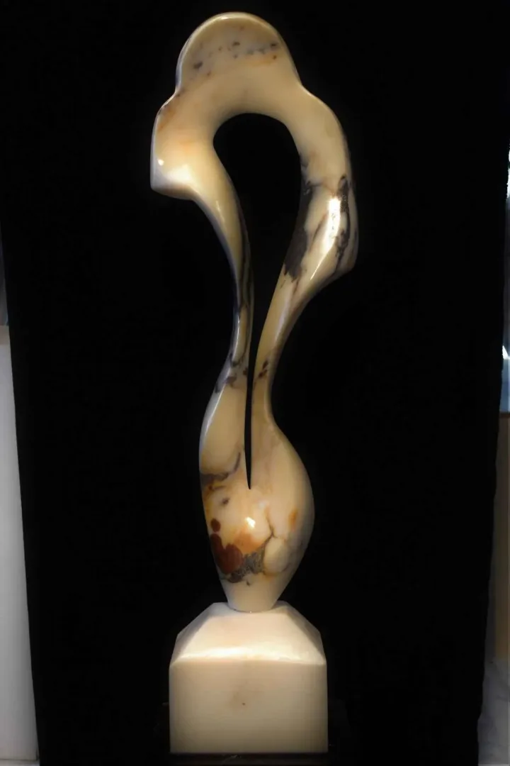 yakınlaştır "İsimsiz" eseri DİNÇER GÜNGÖRÜR tarafından 2016 yılında 94x28x13 cm ölçülerinde Afyon Mermeri tekniği ile yapılmıştır.