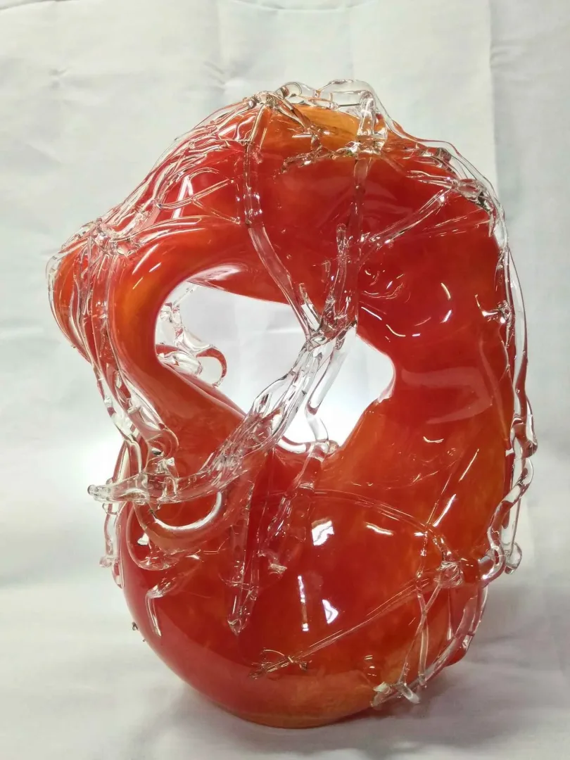 Bu eser TAHA BAYDAR tarafından 2016 yılında 32x25x11 cm ölçülerinde Sıcak Cam Şekillendirme tekniği ile yapılmıştır.