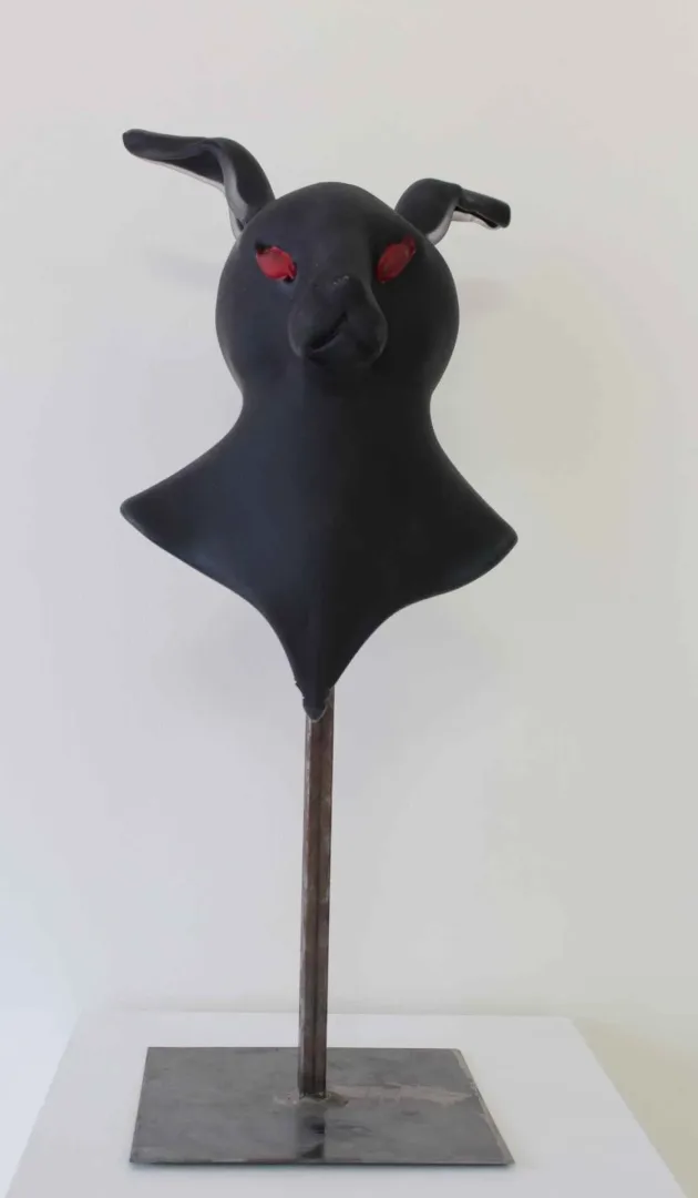 Bu eser UFUK AKBEY tarafından 2016 yılında 60x23x19 cm ölçülerinde Sıcak Cam Şekillendirme tekniği ile yapılmıştır.