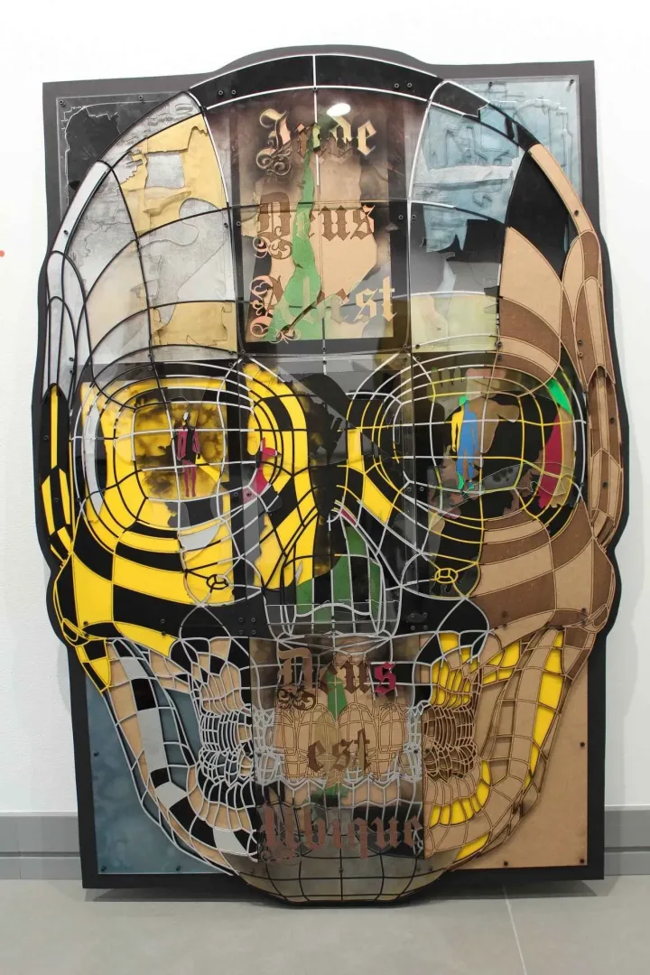 "Burada Tanrı yok, Tanrı her yerde" eseri EMRE LÜLE tarafından 2016 yılında 95x140 cm ölçülerinde Poliplastik tekniği ile yapılmıştır.