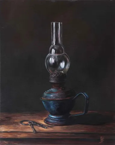 "Gaz Lambası" eseri HÜSEYİN FEYZULLAH tarafından 2016 yılında 50x40 cm ölçülerinde Tuval üzeri yağlı boya tekniği ile yapılmıştır.