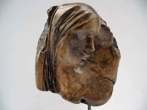 HAKAN ERASLAN — “Afrodit”, 2016 "Afrodit" eseri HAKAN ERASLAN tarafından 2016 yılında 27x54x20 cm ölçülerinde Zeytin Ağacı Yontu tekniği ile yapılmıştır.