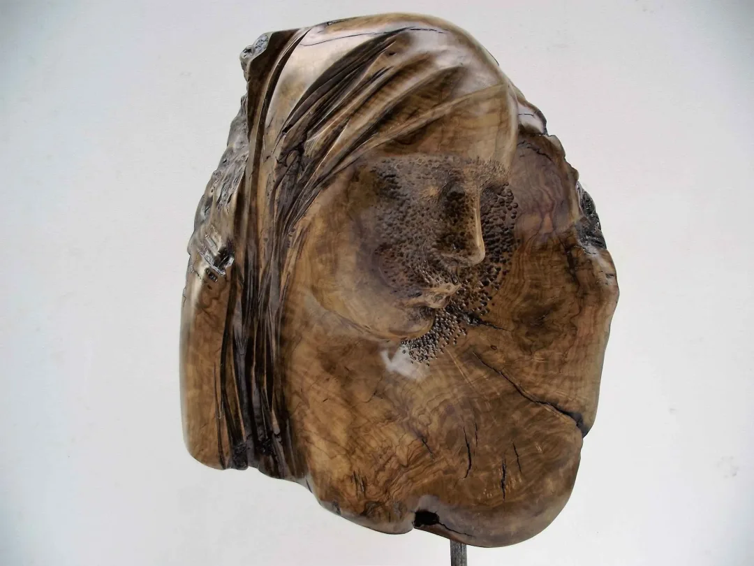 yakınlaştır "Afrodit" eseri HAKAN ERASLAN tarafından 2016 yılında 27x54x20 cm ölçülerinde Zeytin Ağacı Yontu tekniği ile yapılmıştır.