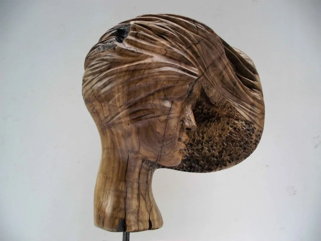 yakınlaştır "Rüzgarda" eseri HAKAN ERASLAN tarafından 2016 yılında 35x48x16 cm ölçülerinde Zeytin Ağacı Yontu tekniği ile yapılmıştır.