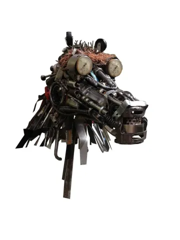 "Figür" eseri ASAF ERDEMLİ tarafından 100x55x70 cm ölçülerinde Hurda metal+kaynak tekniği ile yapılmıştır.