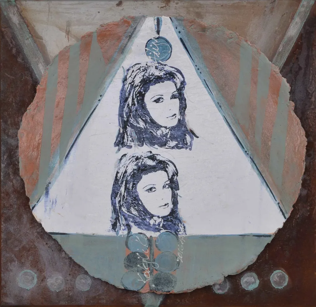 AYSUN ÇÖLBAYIR DİNİZ — “İsimsiz” "İsimsiz" eseri AYSUN ÇÖLBAYIR DİNİZ tarafından 50x50 cm ölçülerinde Kağıt seramik (transfer+astar tekniği) tekniği ile yapılmıştır.