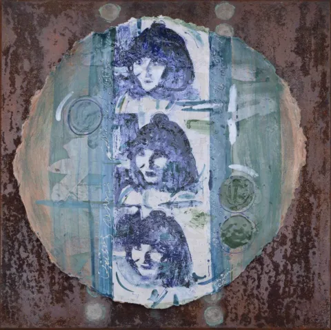 "İsimsiz" eseri AYSUN ÇÖLBAYIR DİNİZ tarafından 50x50 cm ölçülerinde Kağıt seramik (transfer+astar tekniği) tekniği ile yapılmıştır.