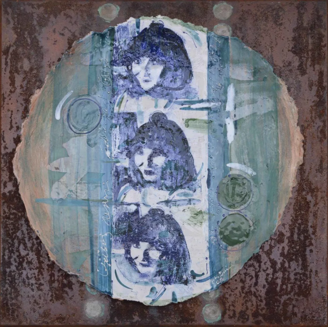 AYSUN ÇÖLBAYIR DİNİZ — “İsimsiz” "İsimsiz" eseri AYSUN ÇÖLBAYIR DİNİZ tarafından 50x50 cm ölçülerinde Kağıt seramik (transfer+astar tekniği) tekniği ile yapılmıştır.