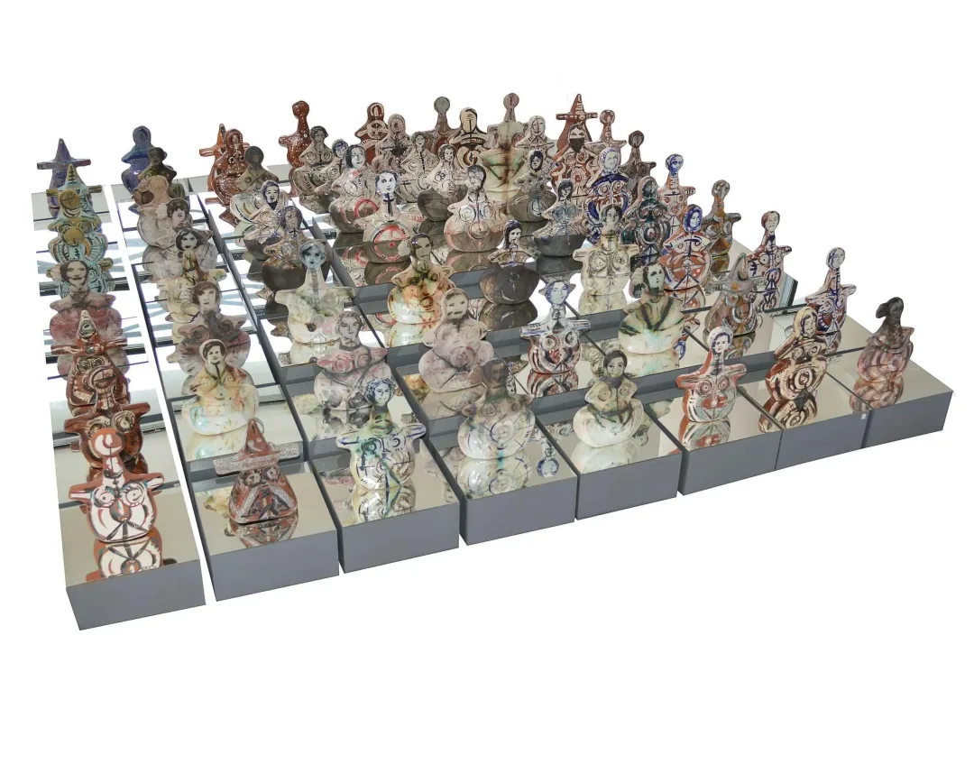 AYSUN ÇÖLBAYIR DİNİZ — “İsimsiz” "İsimsiz" eseri AYSUN ÇÖLBAYIR DİNİZ tarafından 260x260 cm ölçülerinde Düzenleme (Döküm tekniği ve karışık pişirim teknikleri) tekniği ile yapılmıştır.