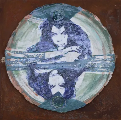 "İsimsiz" eseri AYSUN ÇÖLBAYIR DİNİZ tarafından 47x47 cm ölçülerinde Kağıt seramik (transfer+astar tekniği) tekniği ile yapılmıştır.