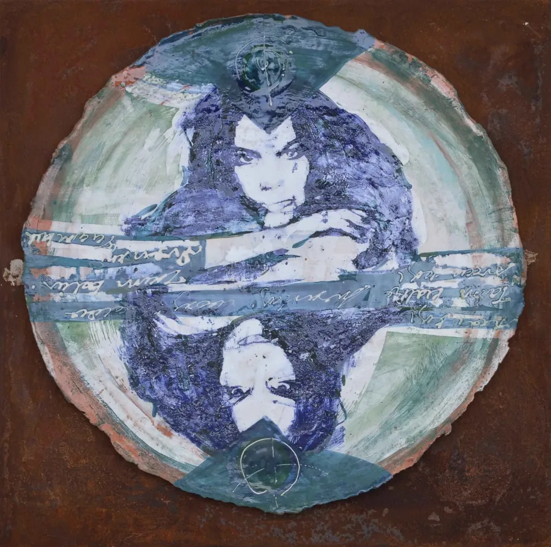AYSUN ÇÖLBAYIR DİNİZ — “İsimsiz” "İsimsiz" eseri AYSUN ÇÖLBAYIR DİNİZ tarafından 47x47 cm ölçülerinde Kağıt seramik (transfer+astar tekniği) tekniği ile yapılmıştır.