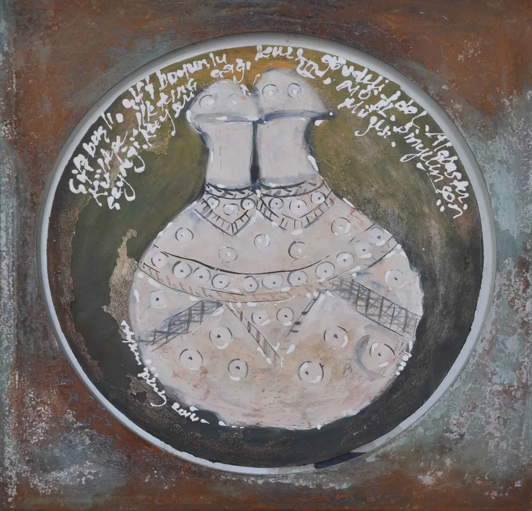 yakınlaştır "İsimsiz" eseri AYSUN ÇÖLBAYIR DİNİZ tarafından 55x55 cm ölçülerinde Şamotlu çamur üzeri astar tekniği tekniği ile yapılmıştır.