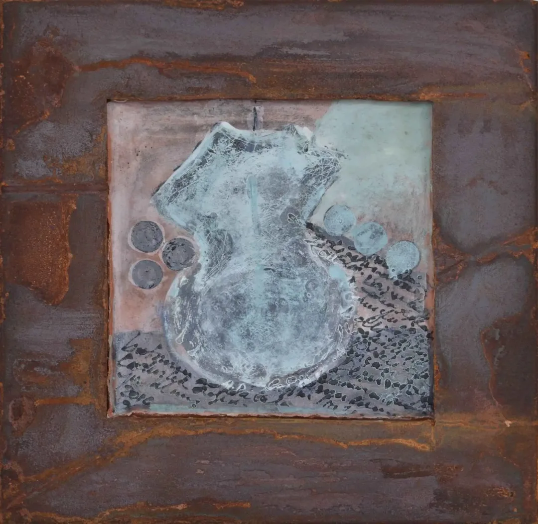 yakınlaştır "İsimsiz" eseri AYSUN ÇÖLBAYIR DİNİZ tarafından 44x44 cm ölçülerinde Kağıt seramik üzeri karışık teknik tekniği ile yapılmıştır.
