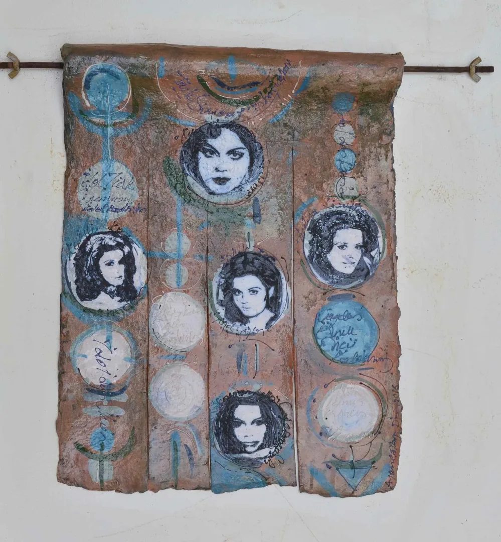 yakınlaştır "İsimsiz" eseri AYSUN ÇÖLBAYIR DİNİZ tarafından 47x63 cm ölçülerinde Kağıt seramik (transfer+astar tekniği) tekniği ile yapılmıştır.
