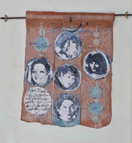 AYSUN ÇÖLBAYIR DİNİZ — “İsimsiz” "İsimsiz" eseri AYSUN ÇÖLBAYIR DİNİZ tarafından 47x63 cm ölçülerinde Kağıt seramik (transfer+astar tekniği) tekniği ile yapılmıştır.
