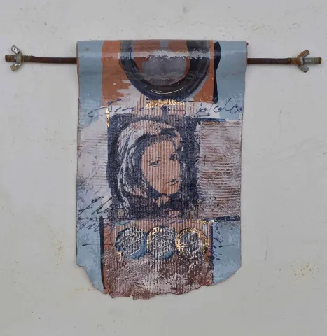 AYSUN ÇÖLBAYIR DİNİZ — “İsimsiz” "İsimsiz" eseri AYSUN ÇÖLBAYIR DİNİZ tarafından 37x25 cm ölçülerinde Kağıt seramik (transfer+astar tekniği) tekniği ile yapılmıştır.