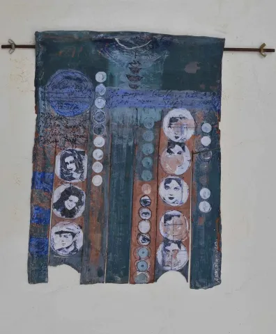 AYSUN ÇÖLBAYIR DİNİZ — “İsimsiz” "İsimsiz" eseri AYSUN ÇÖLBAYIR DİNİZ tarafından 47x63 cm ölçülerinde Kağıt seramik (transfer+astar tekniği) tekniği ile yapılmıştır.