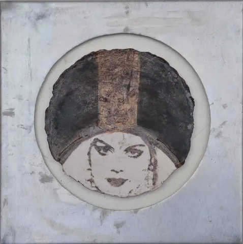 AYSUN ÇÖLBAYIR DİNİZ — “İsimsiz” "İsimsiz" eseri AYSUN ÇÖLBAYIR DİNİZ tarafından 47x47 cm ölçülerinde Kağıt seramik (transfer+astar tekniği) tekniği ile yapılmıştır.