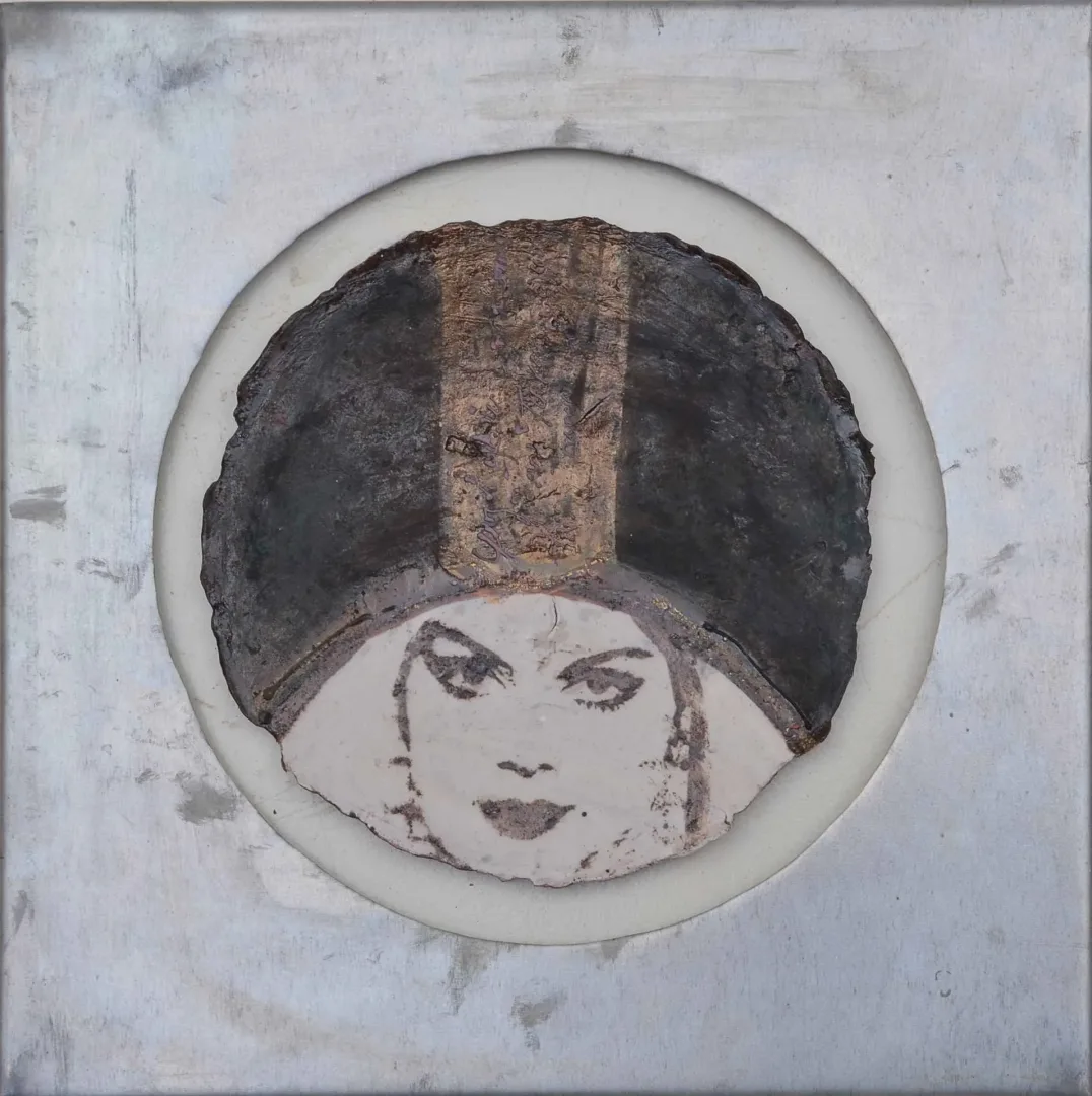 yakınlaştır "İsimsiz" eseri AYSUN ÇÖLBAYIR DİNİZ tarafından 47x47 cm ölçülerinde Kağıt seramik (transfer+astar tekniği) tekniği ile yapılmıştır.