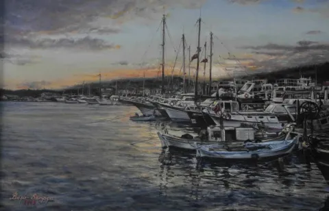 "Ayvalık Tekneler" eseri BEŞİR SARPÇA tarafından 2009 yılında 40x60 cm ölçülerinde Tuval üzeri yağlı boya tekniği ile yapılmıştır.