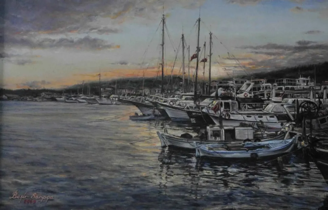 "Ayvalık Tekneler" eseri BEŞİR SARPÇA tarafından 2009 yılında 40x60 cm ölçülerinde Tuval üzeri yağlı boya tekniği ile yapılmıştır.