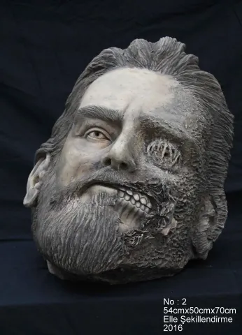 Bu eser EMRE GÜN tarafından 2016 yılında 54x50x70 cm ölçülerinde Elle Şekillendirme tekniği ile yapılmıştır.