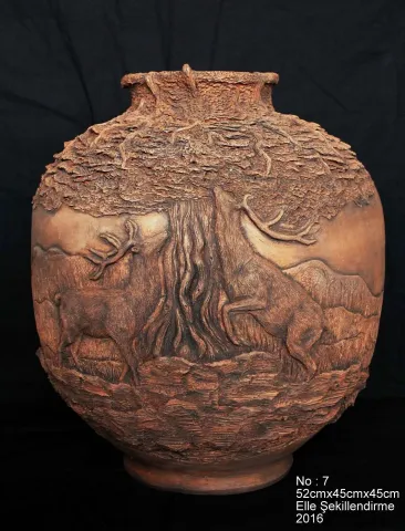 Bu eser EMRE GÜN tarafından 2016 yılında 52x45x45 cm ölçülerinde Elle Şekillendirme tekniği ile yapılmıştır.