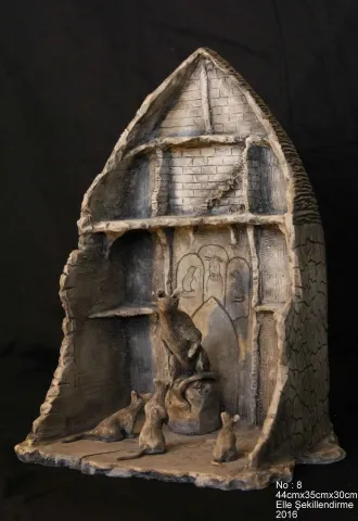 Bu eser EMRE GÜN tarafından 2016 yılında 44x35x30 cm ölçülerinde Elle Şekillendirme tekniği ile yapılmıştır.